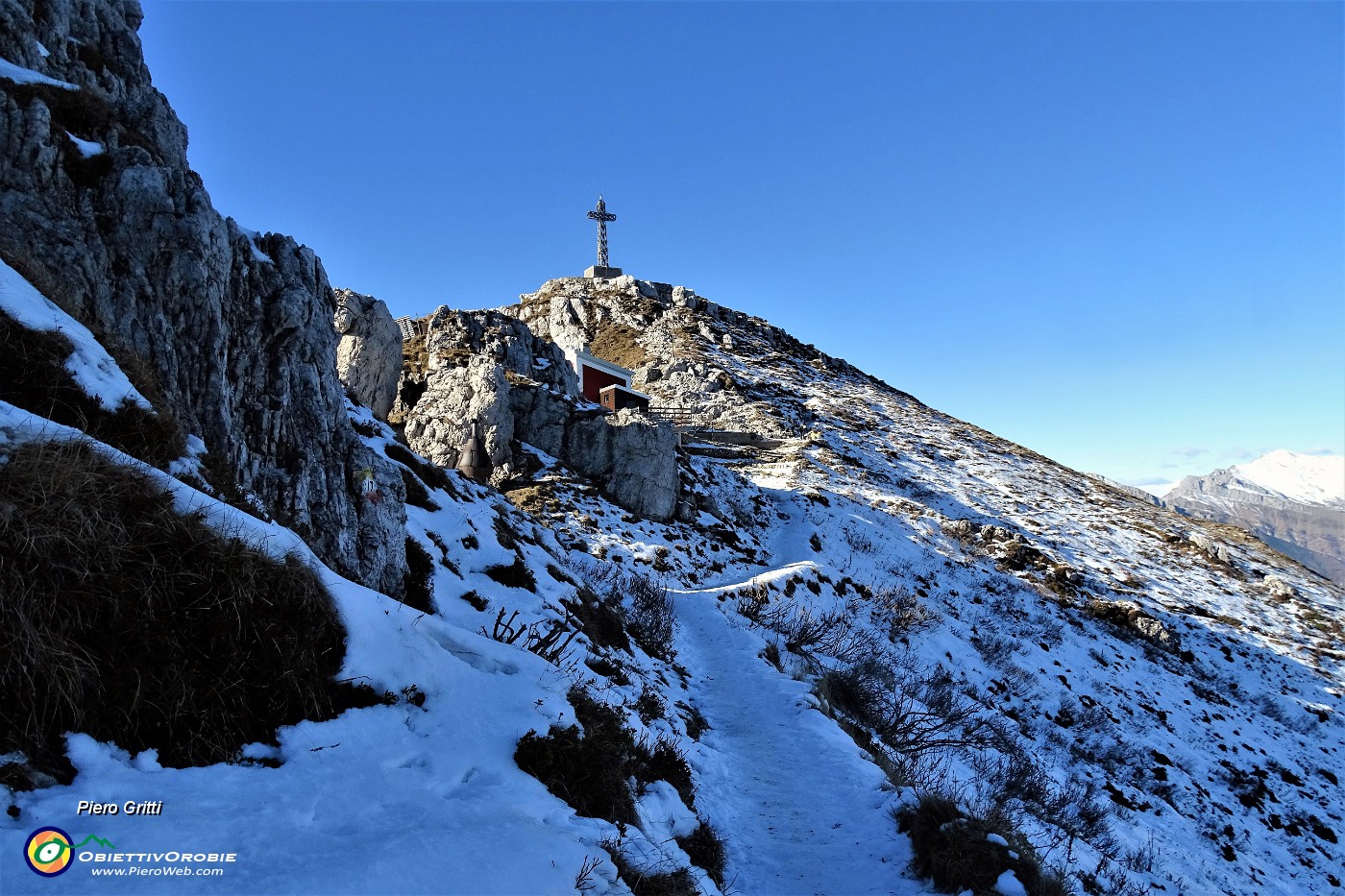 53 Ancora sentiero ghiacciato verso il Rif. Azzoni-Punta Cermenati.JPG -                                